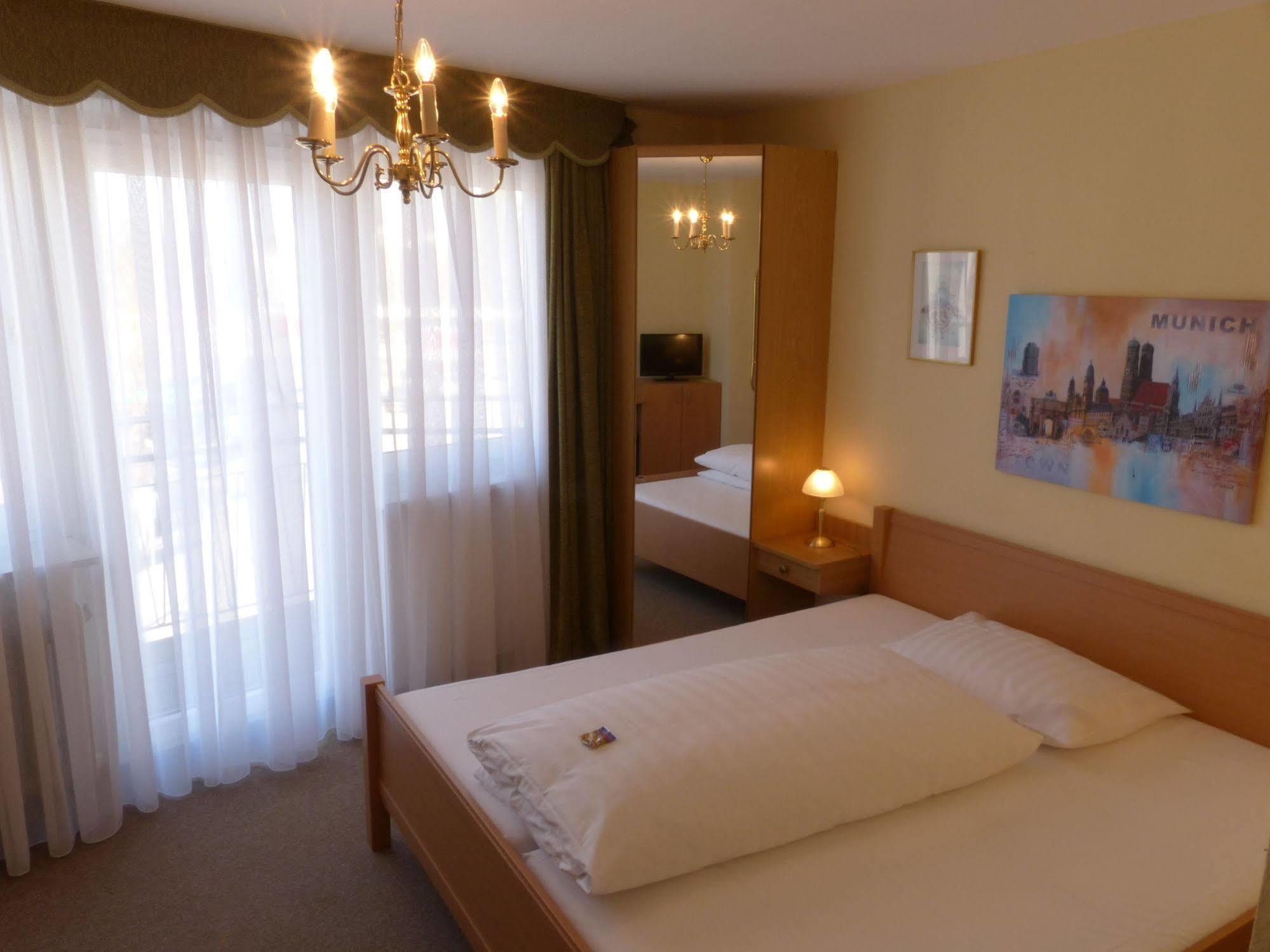 Hotel Simon Gauting Bagian luar foto